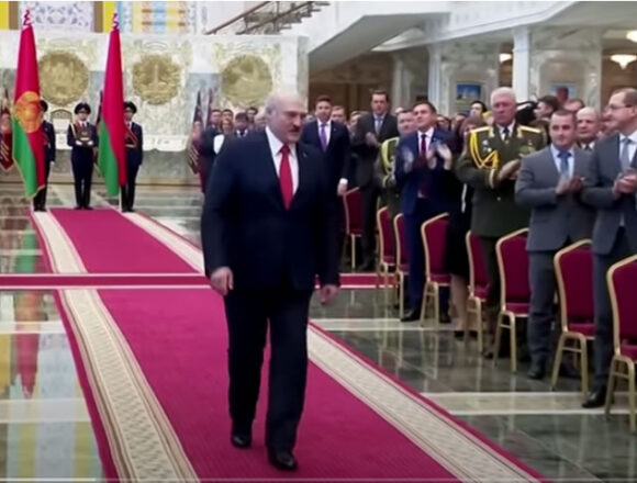 Bielorussia: Lukashenko ha giurato in segreto. E’ presidente per la sesta volta. Critiche da USA e Unione Europea Bielorussia: Lukashenko ha giurato in segreto. E’ presidente per la sesta volta. Critiche da USA e Unione Europea