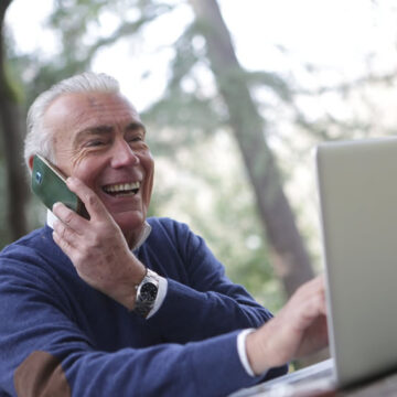 Il libraio che legge i libri agli anziani attraverso il telefono