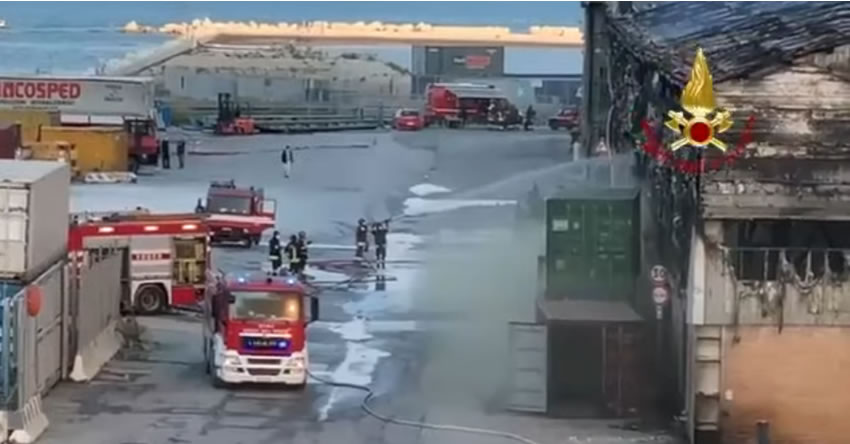 Ancona: un vasto incendio è divampato nella zona del porto