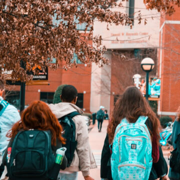 Far tornare in aula gli studenti delle superiori è importante per tutti. L’appello dell’Avvocato Valentina Ruggiero