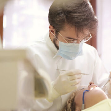 Il Dentista diventa “estetico”: In Italia sempre più donne cercano su Google il sorriso da star