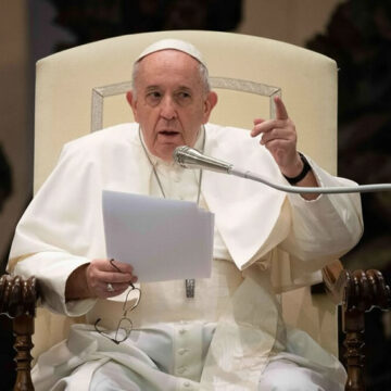Papa Francesco ai docenti: ‘amate gli studenti più difficili’