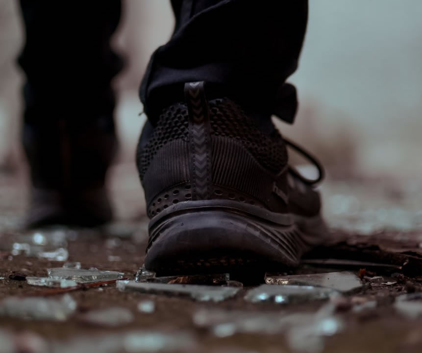 Le scarpe rotte – Poesia di Alessandro Spina