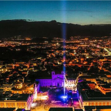 L’Aquila: 12 anni fa il terremoto. Un fascio di luci blu per ricordare le 309 vittime