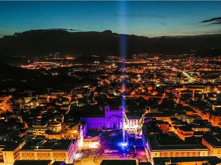 L’Aquila: 12 anni fa il terremoto. Un fascio di luci blu per ricordare le 309 vittime