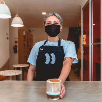 Barista costretta a indossare maglie scollate per servire ai tavoli. La condanna di Fipe Donne