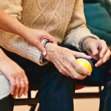 Lavoro domestico – 5 milioni di anziani non autosufficienti nel 2030: è urgente riformare il settore