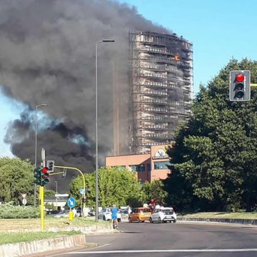 Milano: palazzo di 15 piani distrutto da un violento incendio