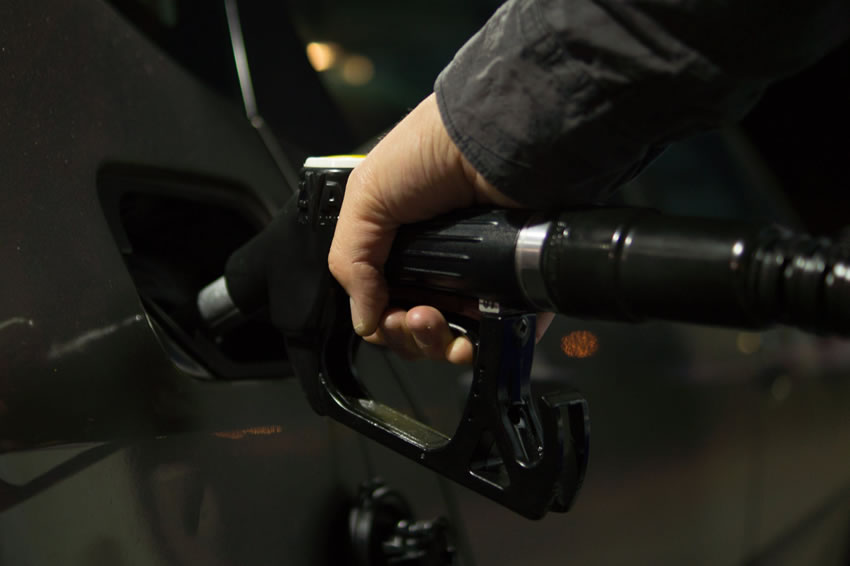 Esodo estivo: una stangata da 500 milioni di euro su spostamenti in auto a causa del caro-benzina