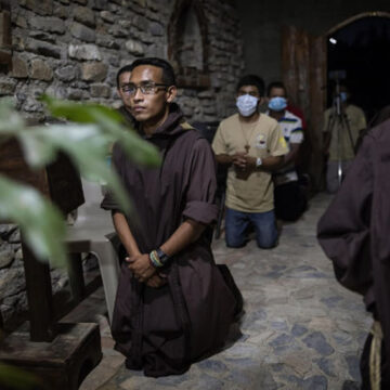 Honduras: un prete costruisce una città con l’aiuto dei Narcos