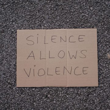 Violenza: contro le donne esiste anche quella economica