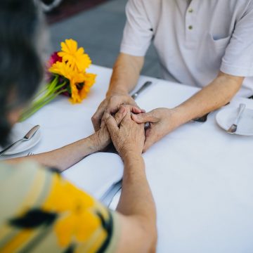 L’insostenibile indifferenza sugli anziani ricoverati in RSA: l’appello dei familiari non può cadere nel vuoto