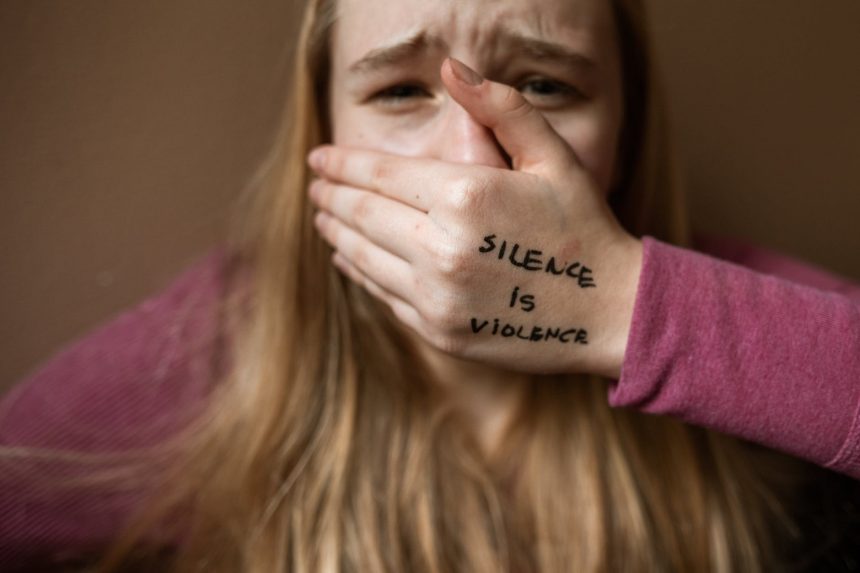 Genitori violenti e affido condiviso: è giusto mantenere il rapporto con i figli, anche senza supervisione?
