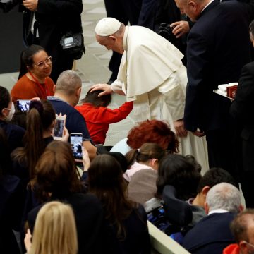 I bambini del Piccolo Coro dell’Antoniano incontrano Papa Francesco e cantano una canzone per la Pace