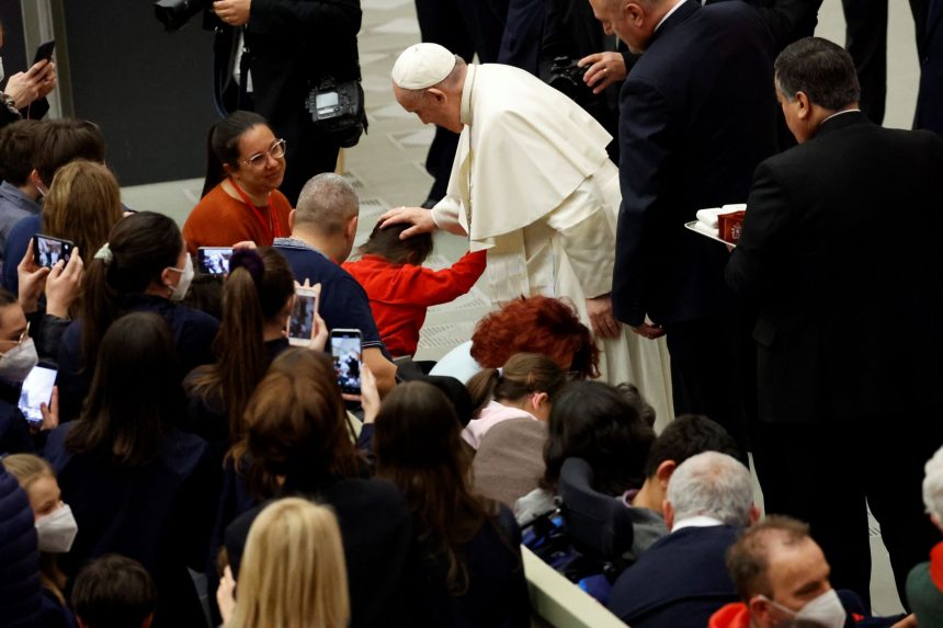 I bambini del Piccolo Coro dell’Antoniano incontrano Papa Francesco e cantano una canzone per la Pace