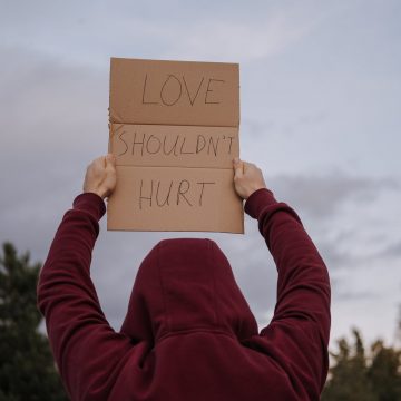 Violenza contro le donne: una ricerca della Fondazione Foresta fa emergere che tra i giovani esistono troppi stereotipi