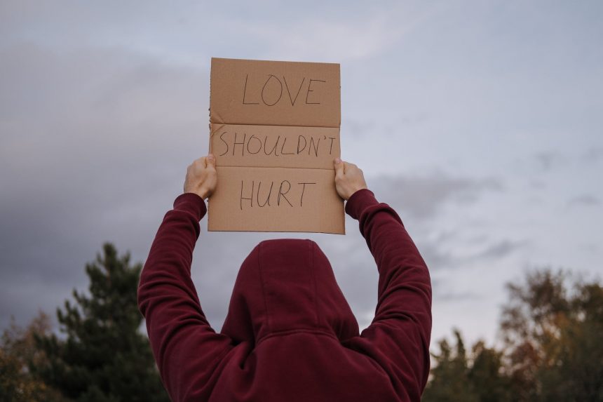 Violenza contro le donne: una ricerca della Fondazione Foresta fa emergere che tra i giovani esistono troppi stereotipi