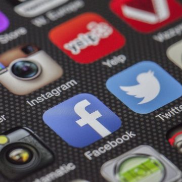 Regno Unito: una famiglia in lotta contro i giganti di Internet dopo la morte della figlia