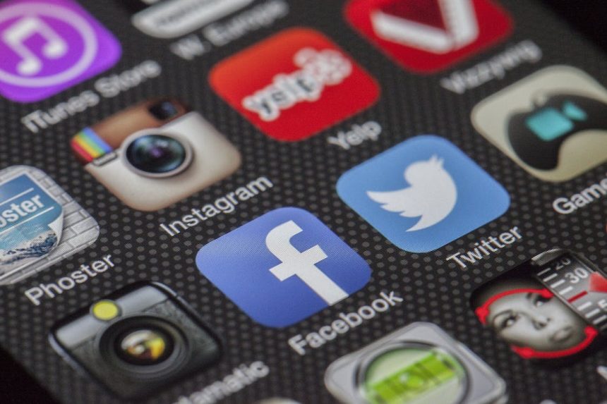Regno Unito: una famiglia in lotta contro i giganti di Internet dopo la morte della figlia