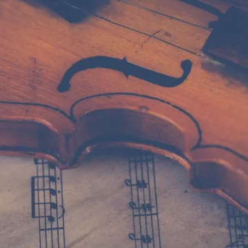 Il violino magico di Ginevra Morsilli in una Roma che cammina troppo in fretta…