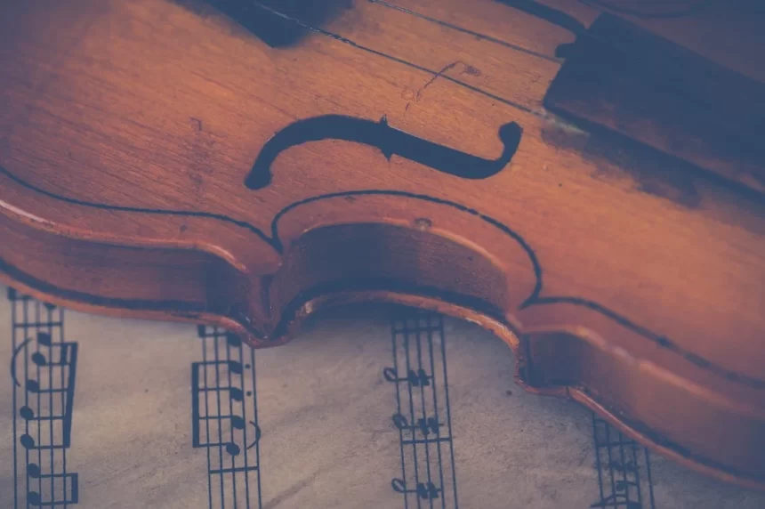 Il violino magico di Ginevra Morsilli in una Roma che cammina troppo in fretta…