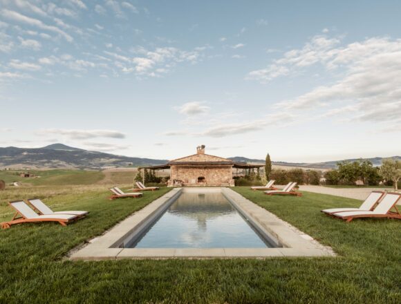 Pool in summer Sleep Tourism: vai in vacanza dove nessuno ti disturba…