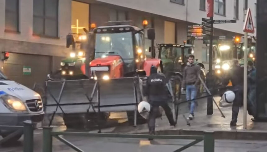 Agricoltori: a Bruxelles sale la tensione tra Trattori, roghi e idranti