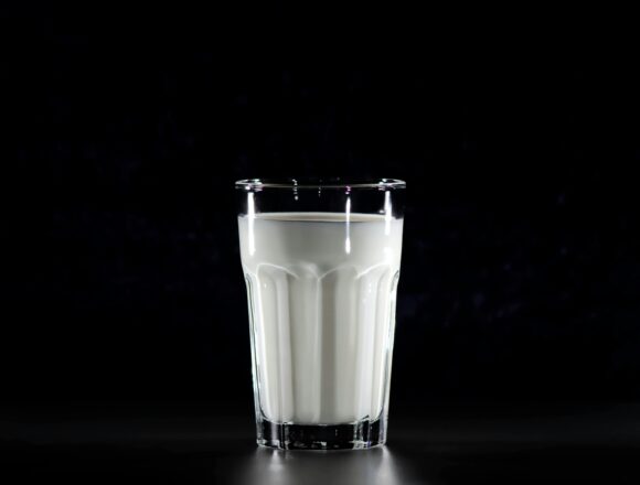 Approvata la vendita di latte e latticini sintetici prodotti in Israele. Intanto i super ricchi producono carni eccellenti ma per pochi eletti…