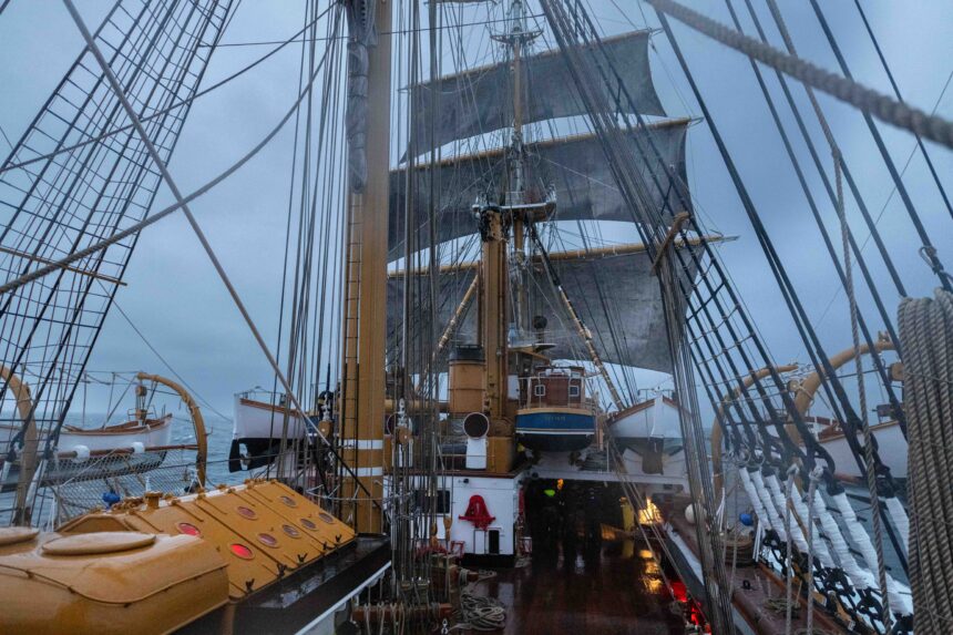 Marina Militare: la nave Vespucci doppia per la prima volta Capo Horn