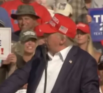 Pennsylvania: Donald Trump ferito a un orecchio da spari durante un comizio – L’Attentatore è stato ucciso e uno spettatore ha perso la vita
