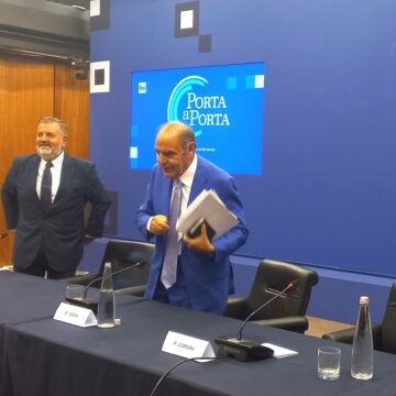 Porta a Porta – “Alleggerire per battere la concorrenza. Grafica più snella e meno ospiti in studio”. Le anticipazioni su quello che saranno i due format condotti da Bruno Vespa per la stagione 2024-2025