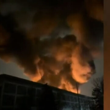 Londra, incendio a Heathrow: chiuso l’aeroporto, 1350 voli cancellati e 150 case evacuate