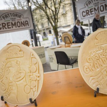 Omaggio a Mina: dischi di Grana Padano trasformati in opere d’arte