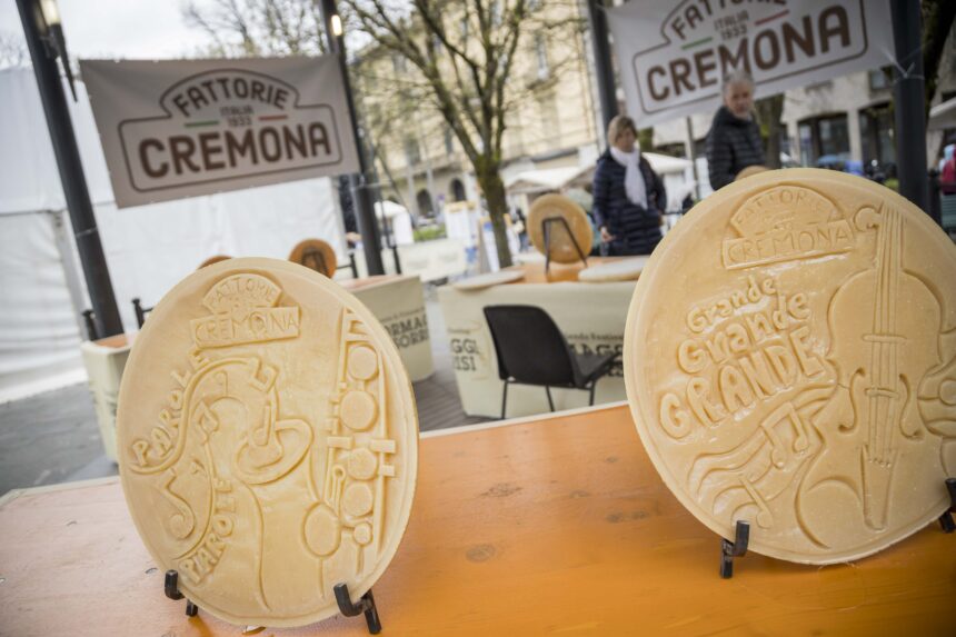 Omaggio a Mina: dischi di Grana Padano trasformati in opere d’arte