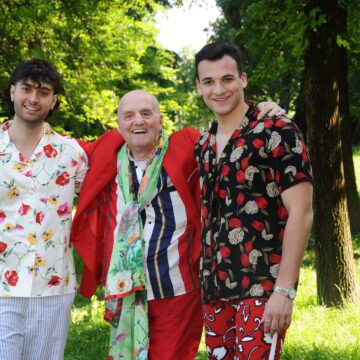 Richiamo agli anni ’70 e tanti colori nella collezione estate 2025 dello stilista Tony Buba
