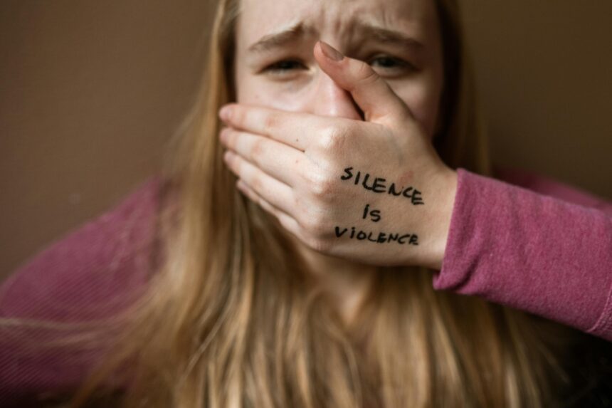 Giornata Nazionale contro la e pedopornografia: “Nessuno si salva da solo” – Le parole delle vittime di abusi seguite dall’Associazione Meter di Don Di Noto